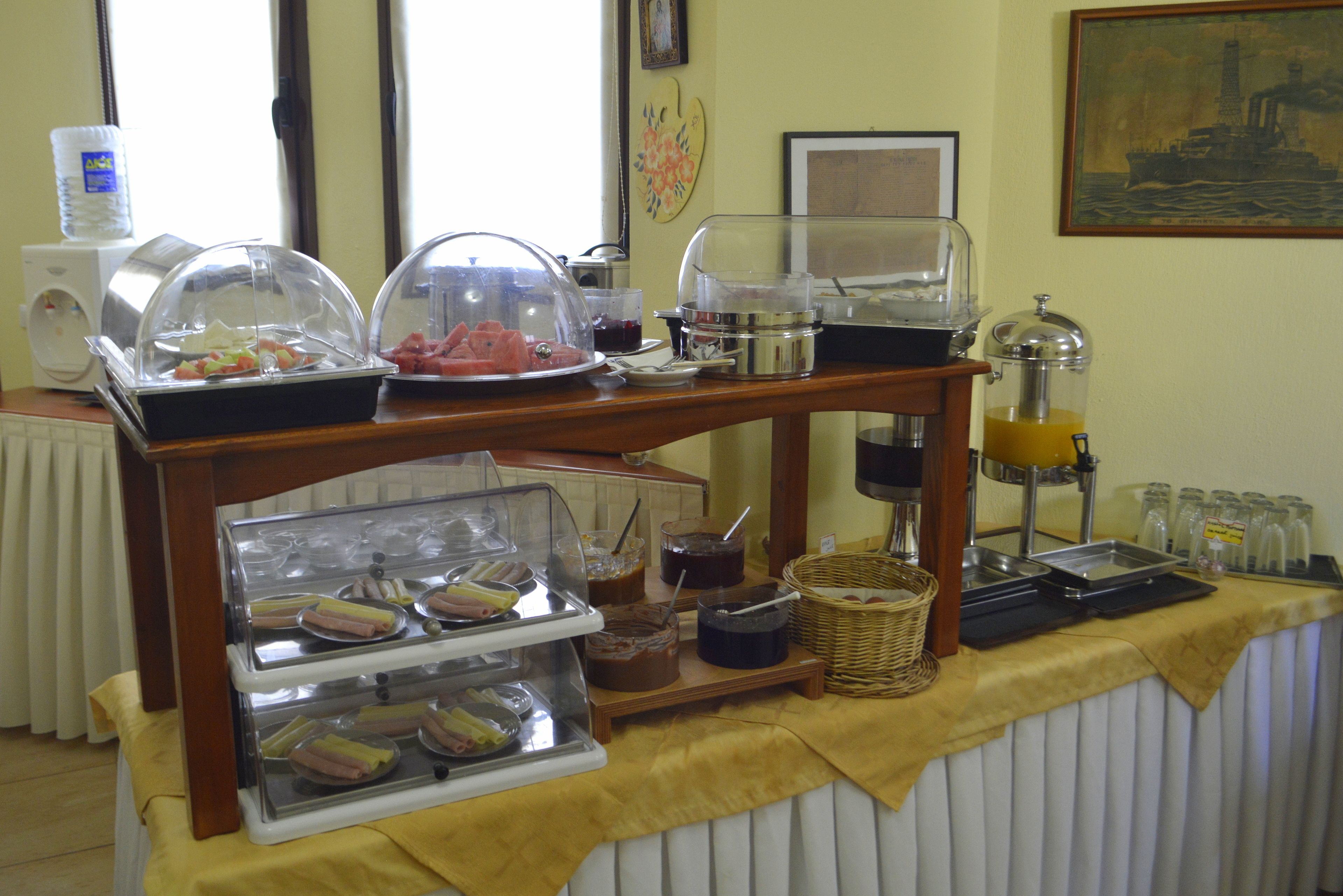 Una mesa de buffet con diversos alimentos y acompañamientos.
