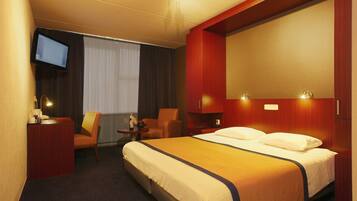 Een bureau, een strijkplank/strijkijzer, babybedden, extra bedden