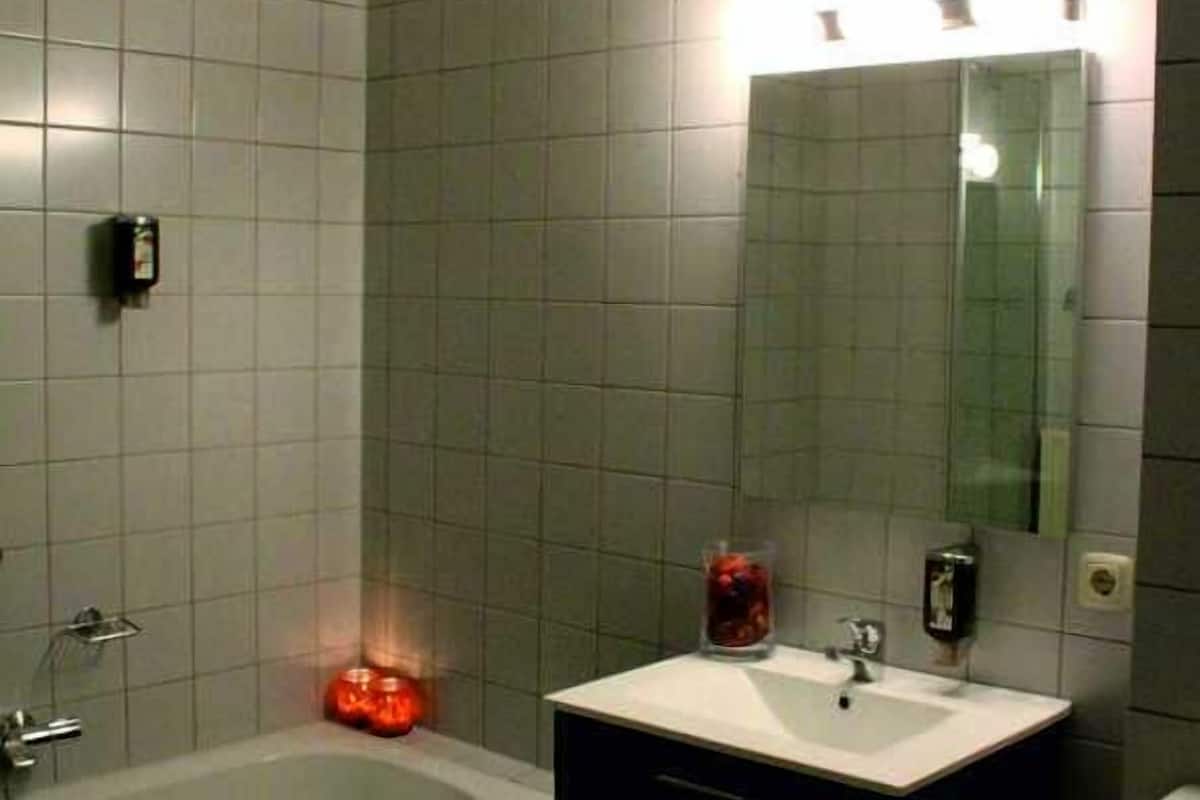 Phòng tiện nghi đơn giản (Bathtub) | Phòng tắm | Đồ dùng nhà tắm miễn phí, máy sấy tóc, khăn tắm