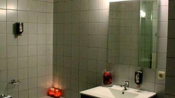 Comfort kamer (Bathtub) | Badkamer | Gratis toiletartikelen, een haardroger, handdoeken