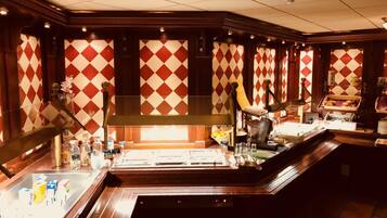 Een buffetgedeelte met een toonbank, eten en een behang met patroon.