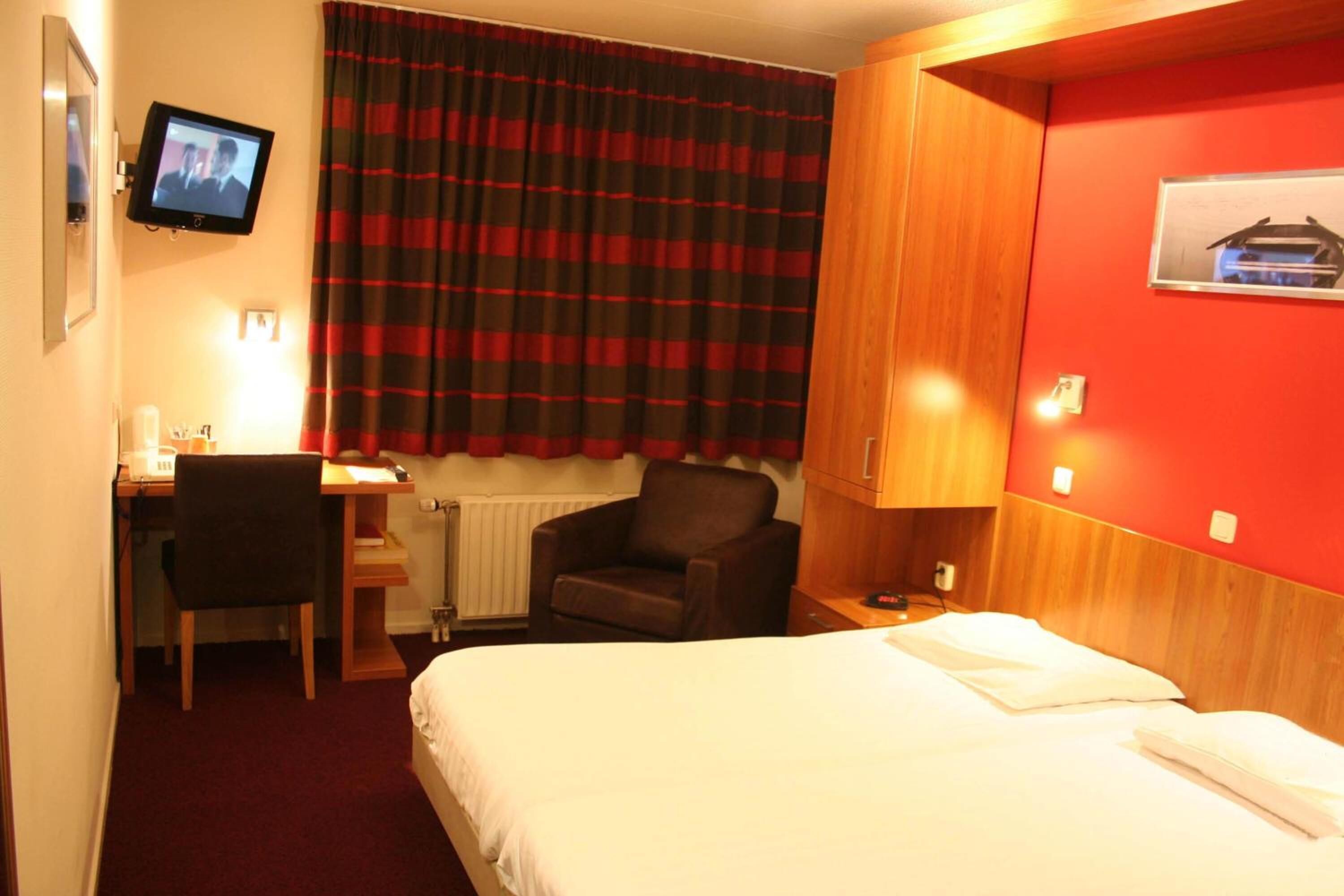 desk, iron/ironing board, cots/infant beds, rollaway beds