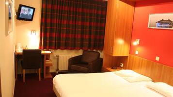 Schreibtisch, Bügeleisen/Bügelbrett, Babybetten, Zustellbetten