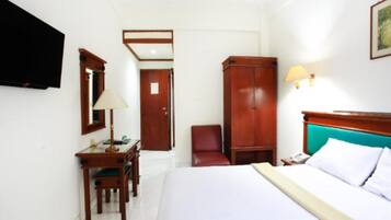 Chambre Standard Double ou avec lits jumeaux | Décoration personnalisée, bureau, rideaux occultants