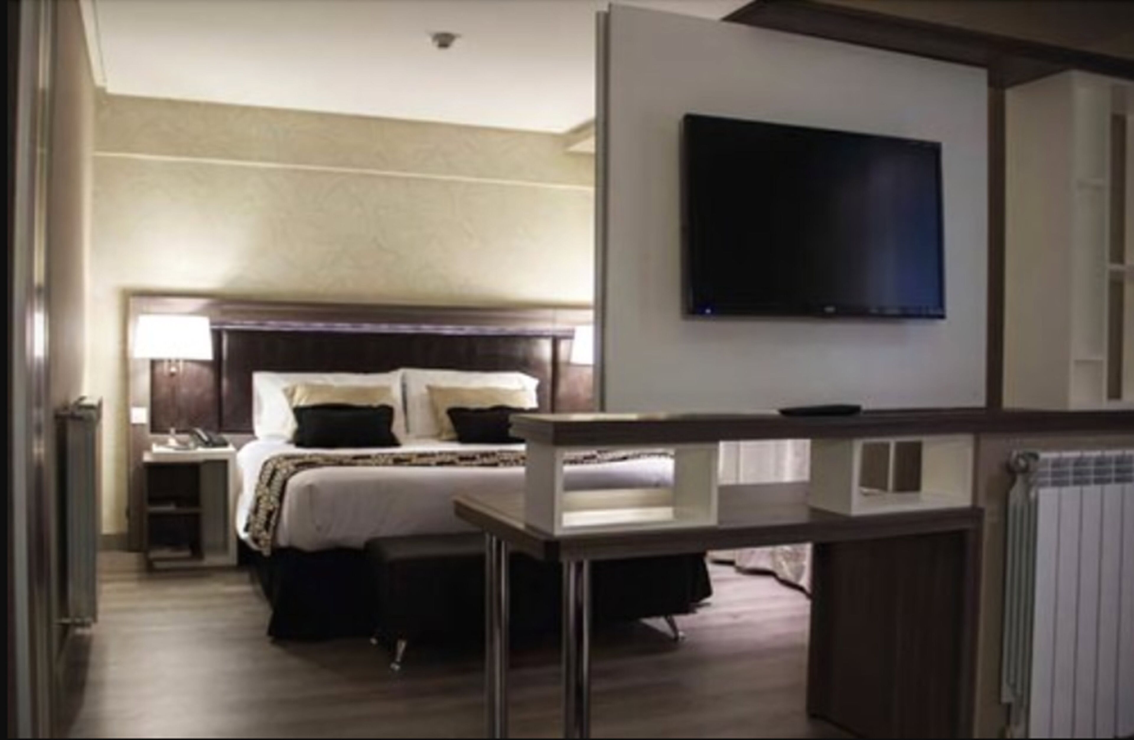 suite, 1 double bed | minibar, in-room safe, desk, free wifi