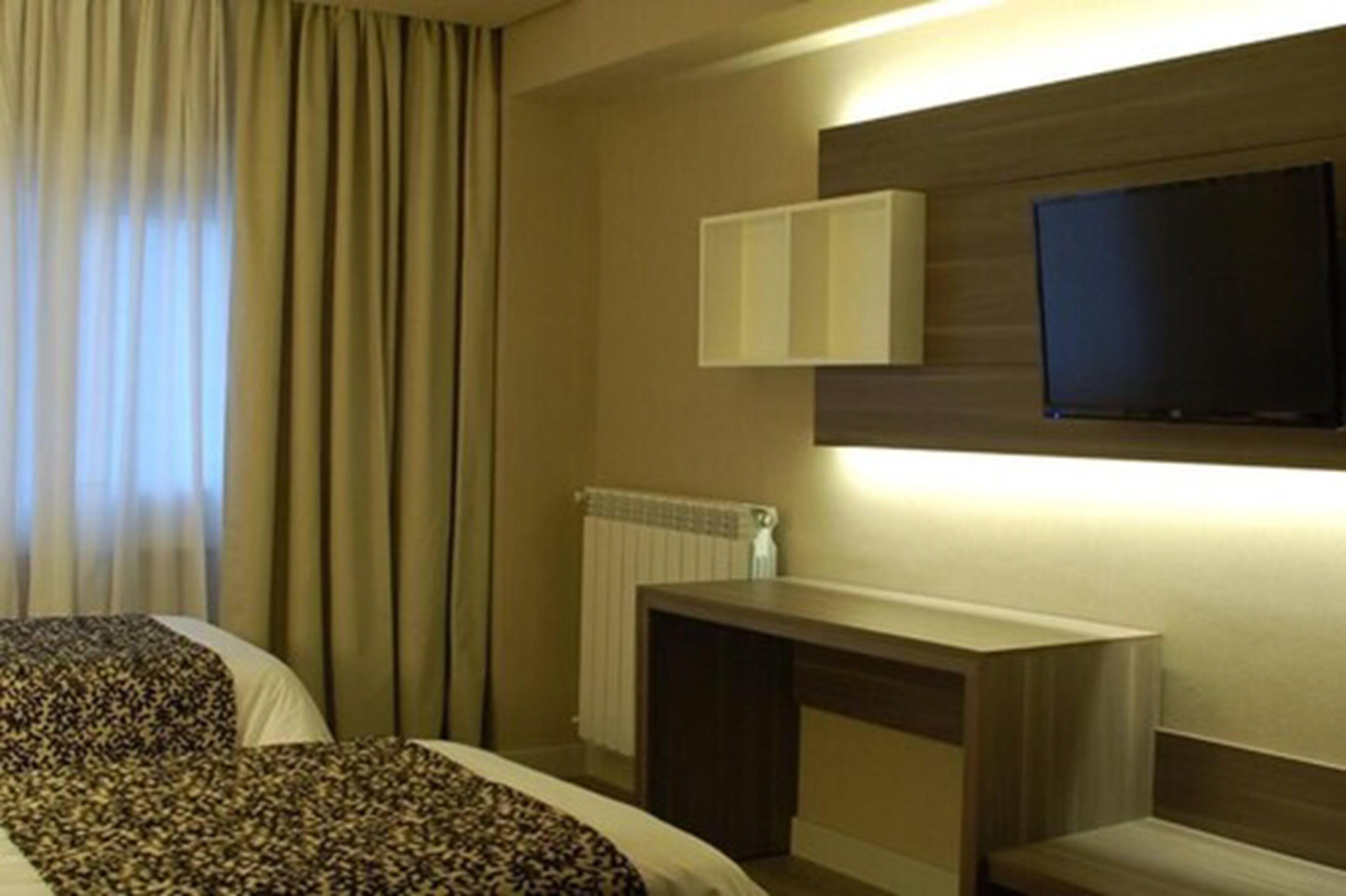 standard double room, 2 single beds | minibar, in-room safe, desk, free wifi