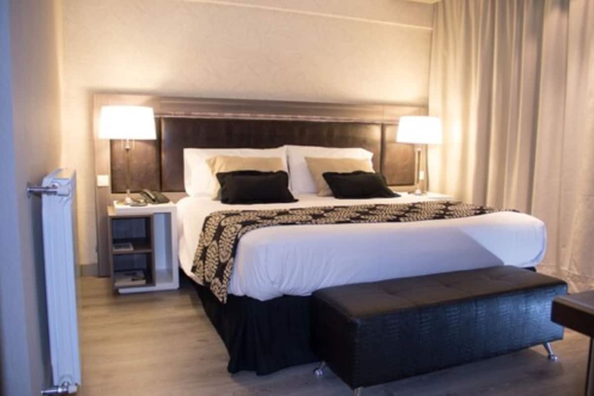 Sviitti, 1 parisÀnky | Minibaari, tallelokero huoneessa, työpöytÀ, ilmainen Wi-Fi