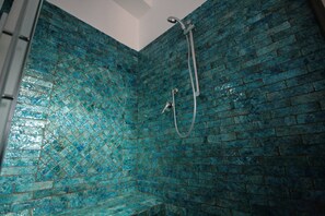 Camera Design Vista Mare | Regadera en el baño