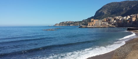 Una spiaggia nelle vicinanze