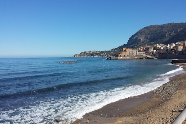 Una spiaggia nelle vicinanze