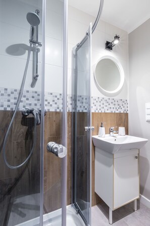 Suite Studio Deluxe (Sandomierska 3 Street) | Salle de bain | Douche, articles de toilette gratuits, sèche-cheveux