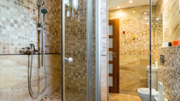 Apartamento luxo, 3 quartos | Banheiro | Chuveiro, produtos de toalete grátis, secador de cabelo