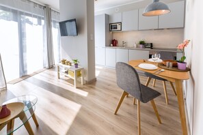 Deluxe-Studiosuite (Sandomierska 3 Street) | Hochwertige Bettwaren, Schreibtisch, Bügeleisen/Bügelbrett