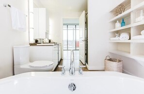 Standard-Apartment, 1 Schlafzimmer | Badezimmer | Kostenlose Toilettenartikel, Handtücher