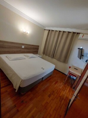 Habitación doble estándar | Minibar, escritorio, cortinas blackout y wifi gratis 