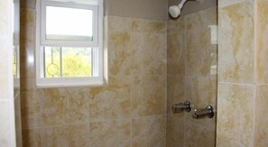 Habitación estándar, 2 camas matrimoniales, para no fumadores | Baño | Regadera, amenidades de baño gratuitas, toallas 