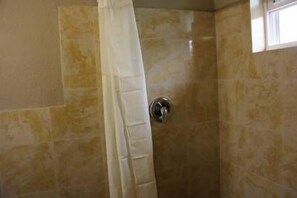 Standardzimmer, 2 Doppelbetten, Nichtraucher | Badezimmer