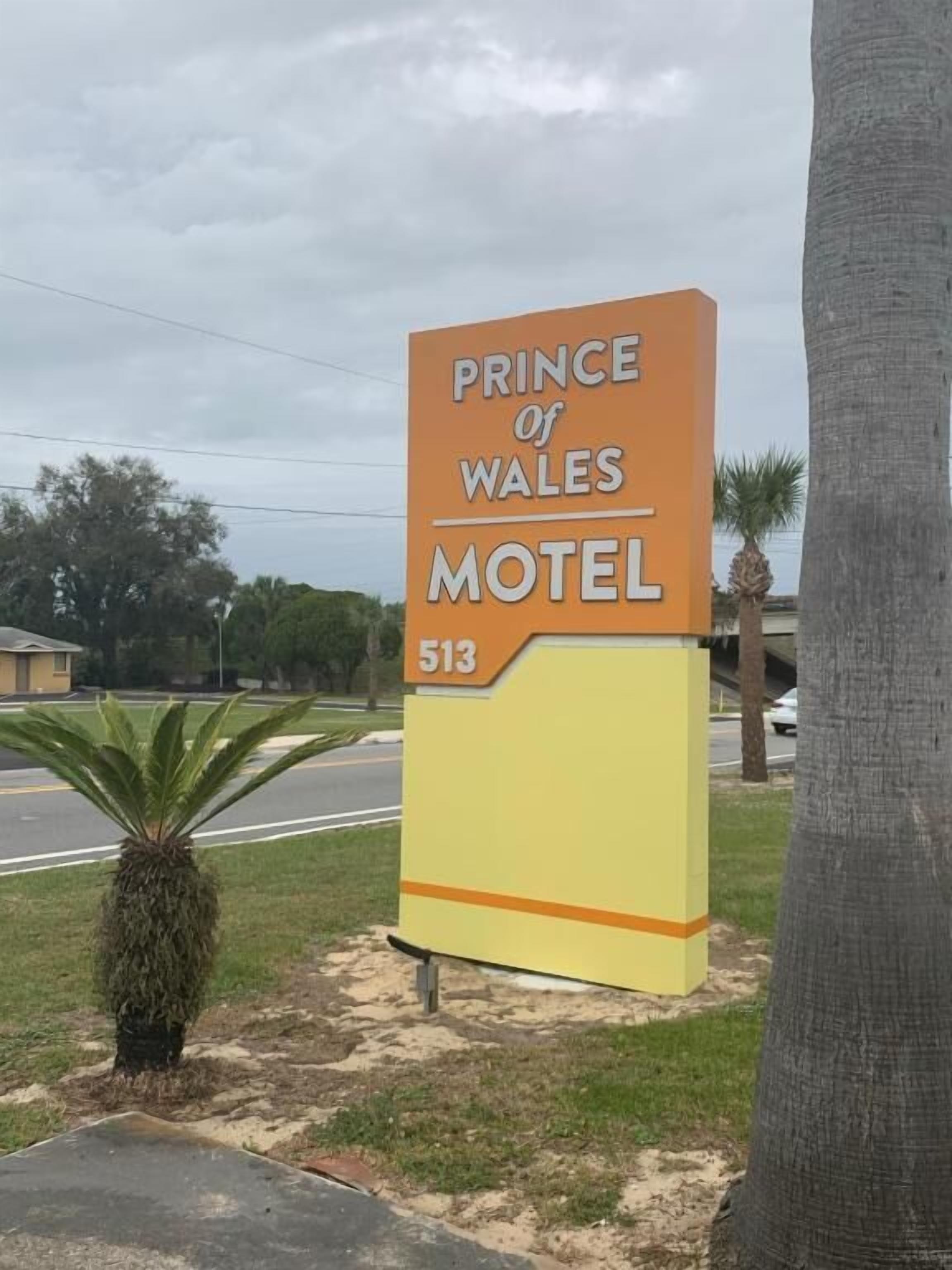 Ein Schild eines Motels mit der Aufschrift 'Prince of Wales Motel' und der Nummer 513.