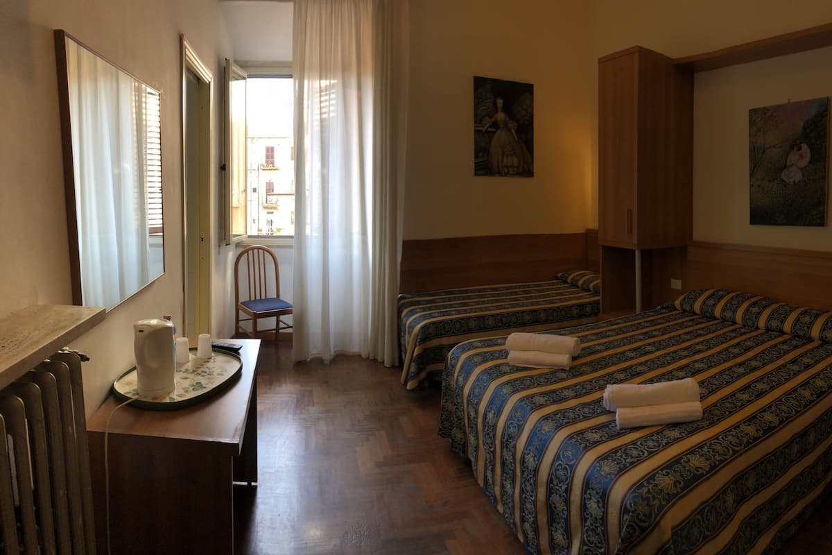 In-room safe, soundproofing, iron/ironing board, free WiFi
