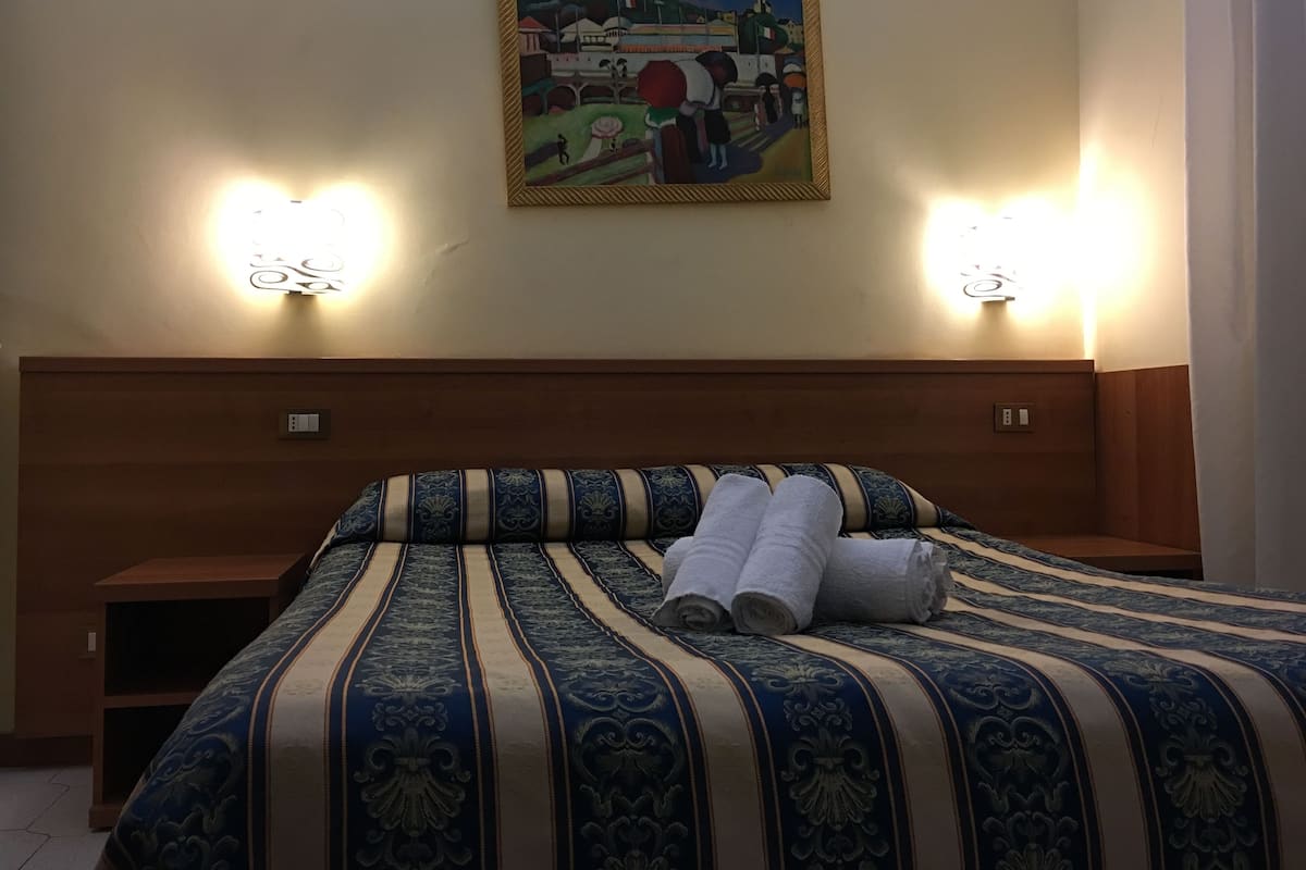 In-room safe, soundproofing, iron/ironing board, free WiFi