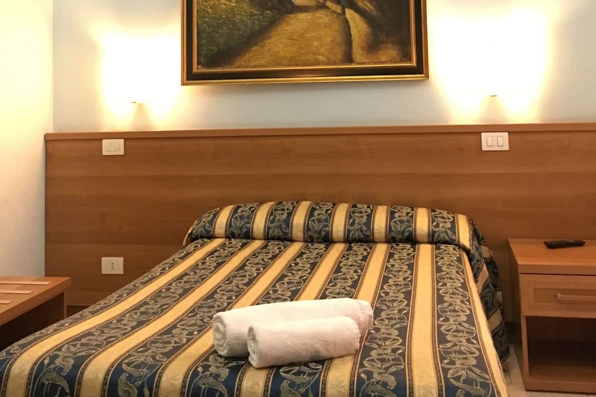 In-room safe, soundproofing, iron/ironing board, free WiFi