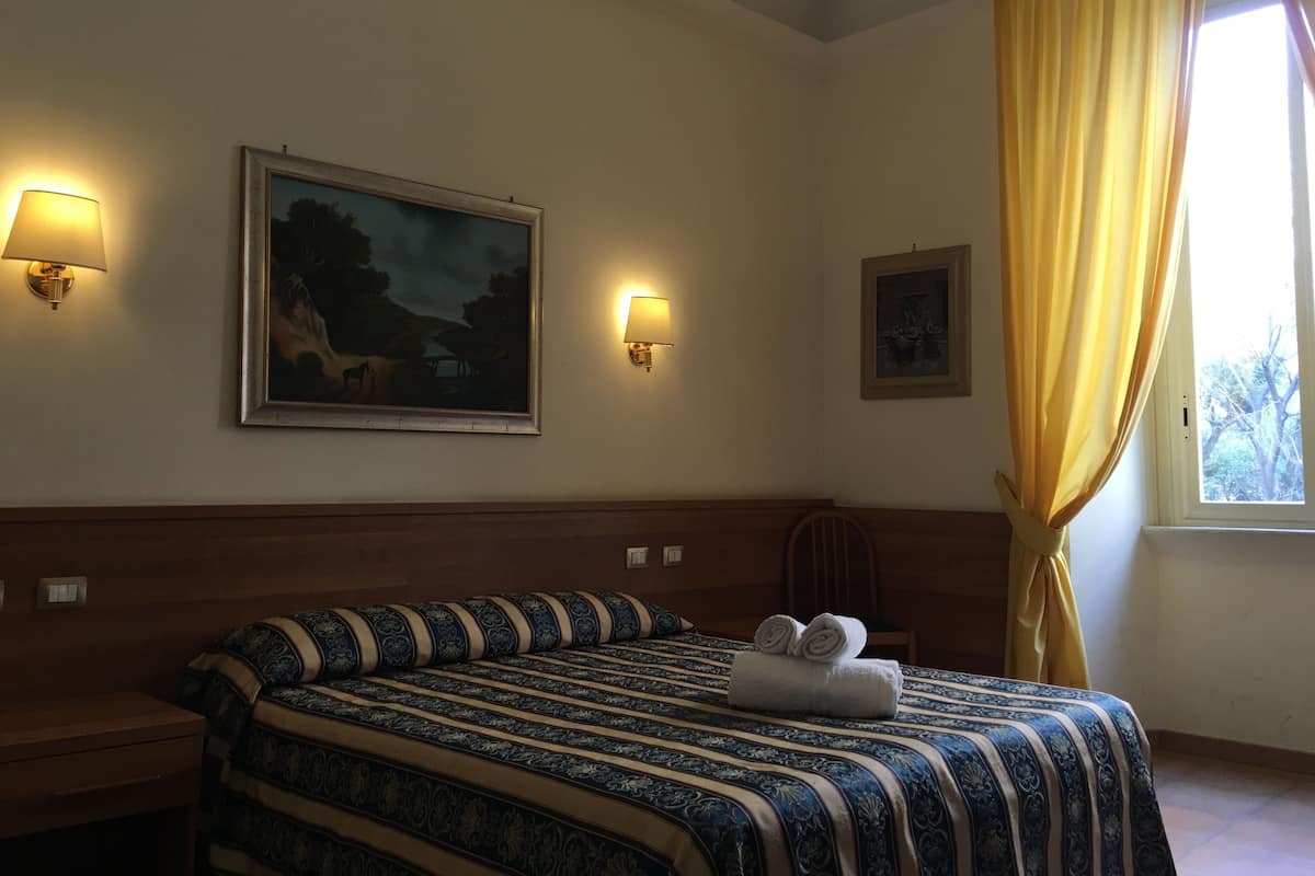 In-room safe, soundproofing, iron/ironing board, free WiFi