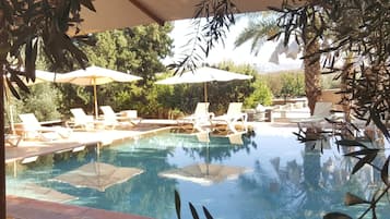 Outdoor pool, pool umbrellas, sun loungers