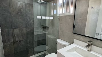 Ducha, artículos de tocador gratuitos, secador de pelo, toallas