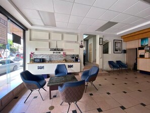 Interior de restaurant amb barra, caires blaus i terra de rajoles.