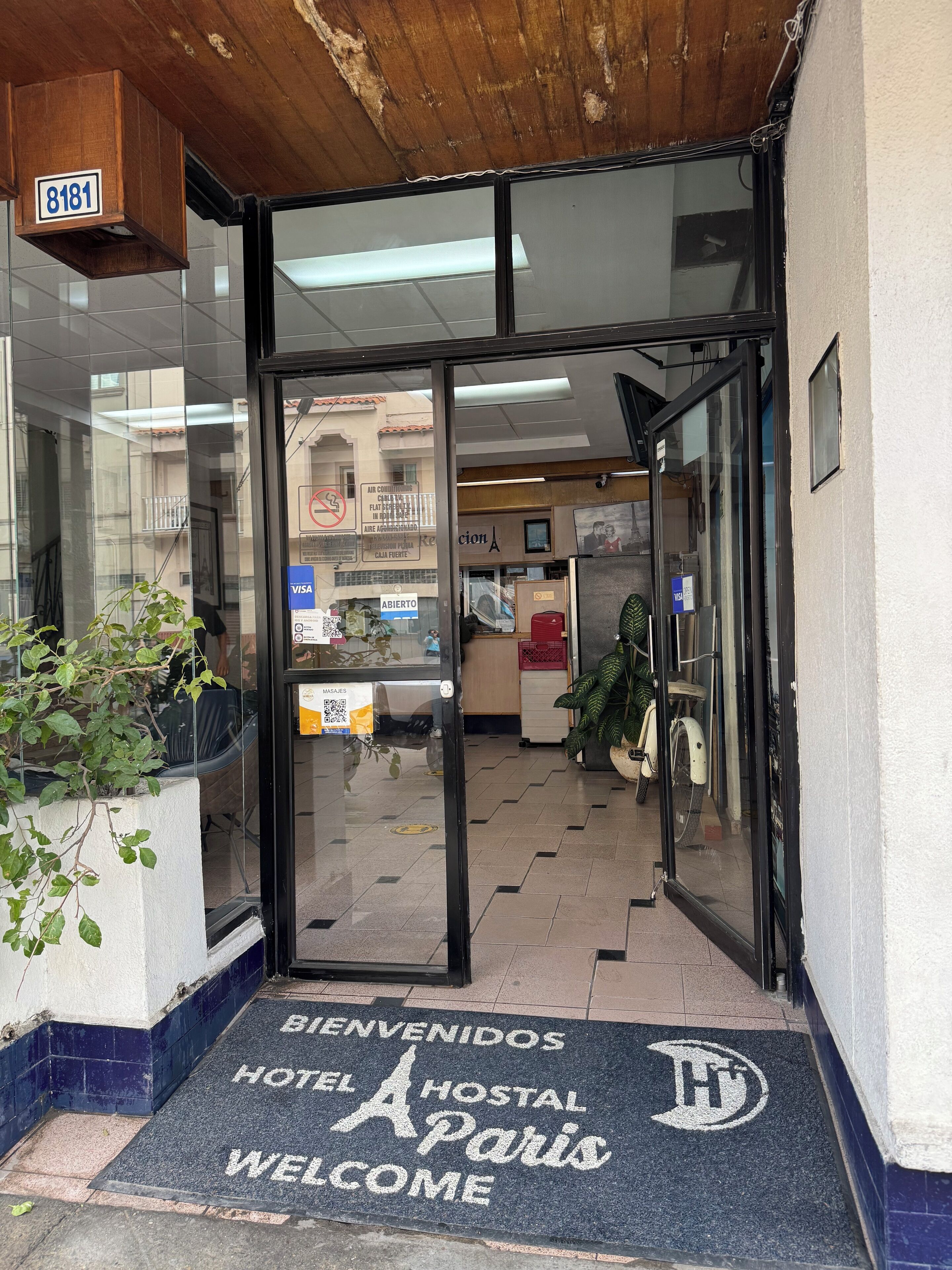 Vista frontal de la propiedad