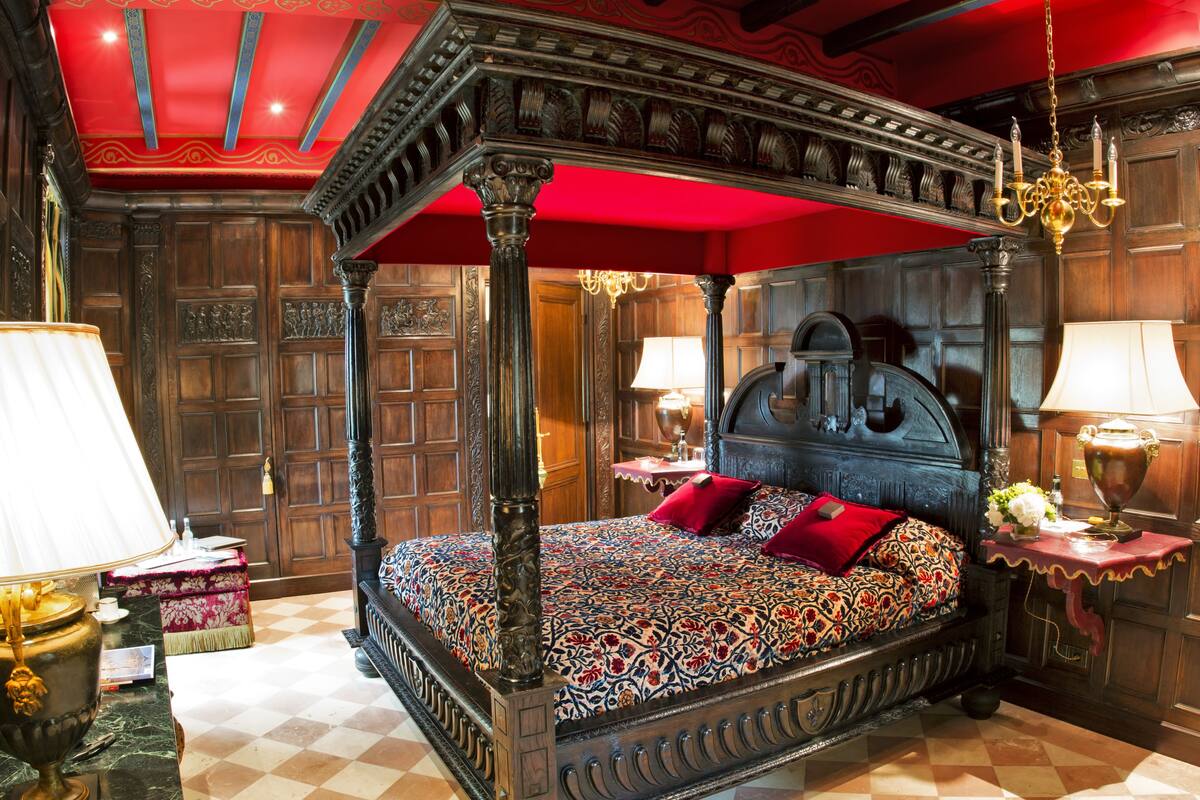 Suite (La Boétie) | Premium bedding, individually decorated, individually furnished