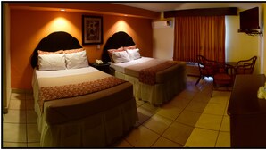 A hotel room with two beds, a desk, a chair, and a TV. - Hotel Yori (Cajeme)