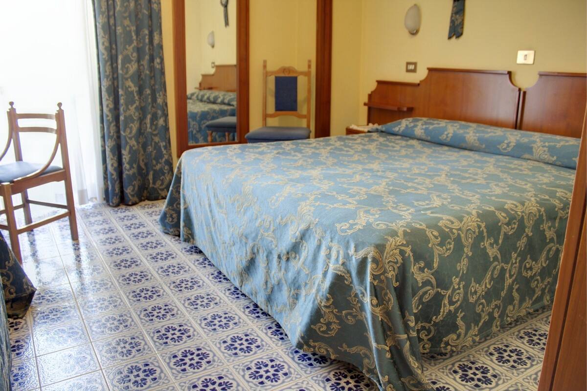 Premium bedding, in-room safe, desk, free cots/infant beds