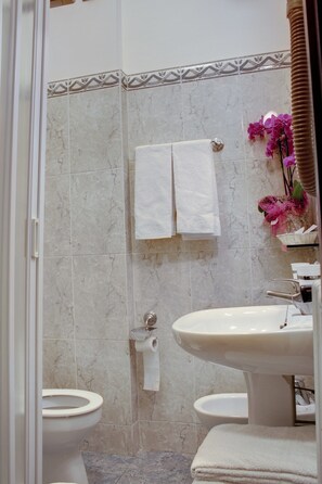Shower, free toiletries, towels