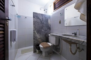 Ducha, artículos de tocador gratuitos, secador de pelo, toallas
