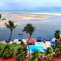 室外泳池;泳池傘、躺椅