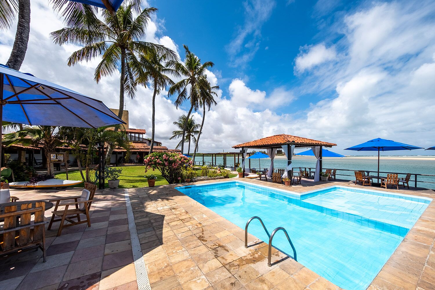 Outdoor pool, pool umbrellas, sun loungers
