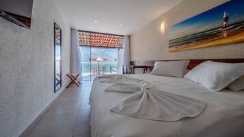 Habitación Deluxe, planta baja | Minibar, caja de seguridad en la habitación y cunas gratuitas