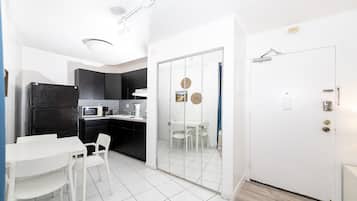 Appartement | Cuisine privée | Grand réfrigérateur, micro-ondes, cafetière/bouilloire