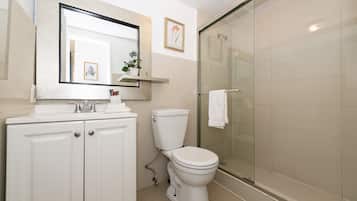 Comfort Apartment, 2 Bedrooms | Bathroom | Combined shower/tub, towels