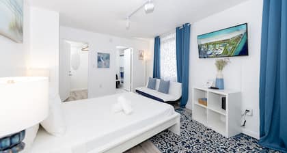 Art Deco Ocean Walk Apartments