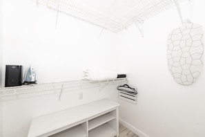 Apartamento básico | 2 quartos, ferros/tábuas de passar roupa, Wi-Fi de cortesia