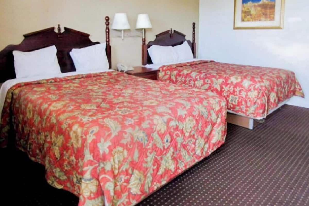 Desk, cribs/infant beds, free WiFi, bed sheets