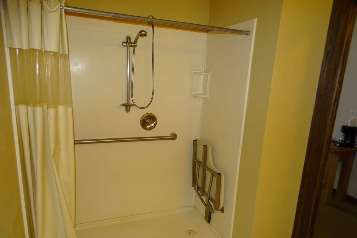 Single Room, 1 King Bed | Bathroom shower