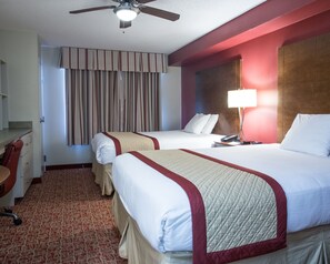 Suite, 2 letti queen | Una scrivania, ferro/asse da stiro, letti aggiuntivi (a pagamento)