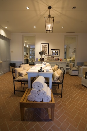 Couples treatment rooms, sauna, hot tub, steam room, body treatments
