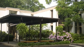 Daily cooked-to-order breakfast (USD 15 per person)