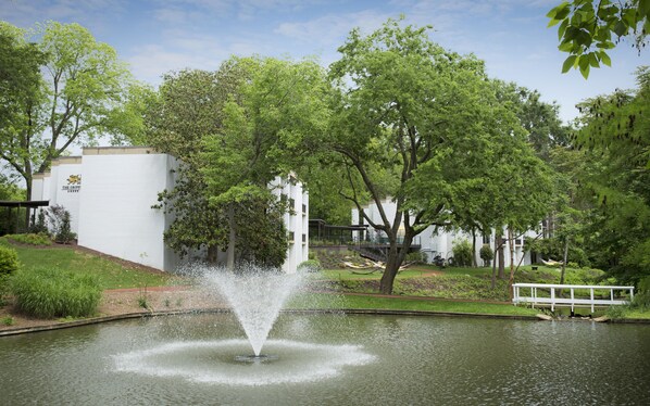 Ein Springbrunnen in einem Park, im Hintergrund ein weißes Gebäude mit der Aufschrift 'The Griffitt Inn'.