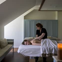 Salas de tratamiento para parejas, sauna y tina de hidromasaje