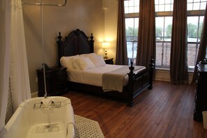 Standard Room, 1 Queen Bed, Refrigerator & Microwave, River View (historic property) | Soundproofing, free WiFi - The Inn on the River (Donaldsonville)